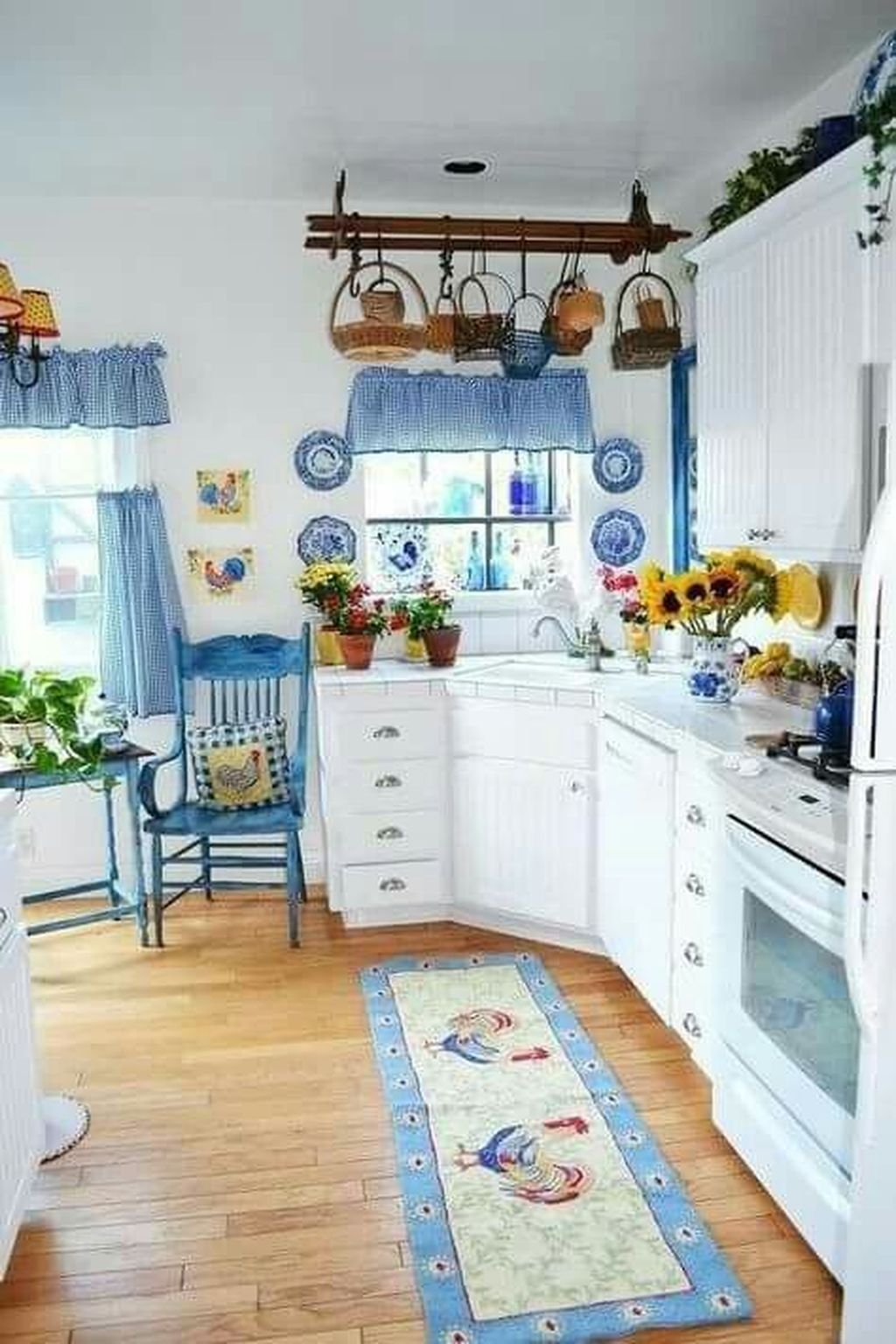 Inspiring-Blue-And-White-Kitchen-Color-Ideas-23.jpg