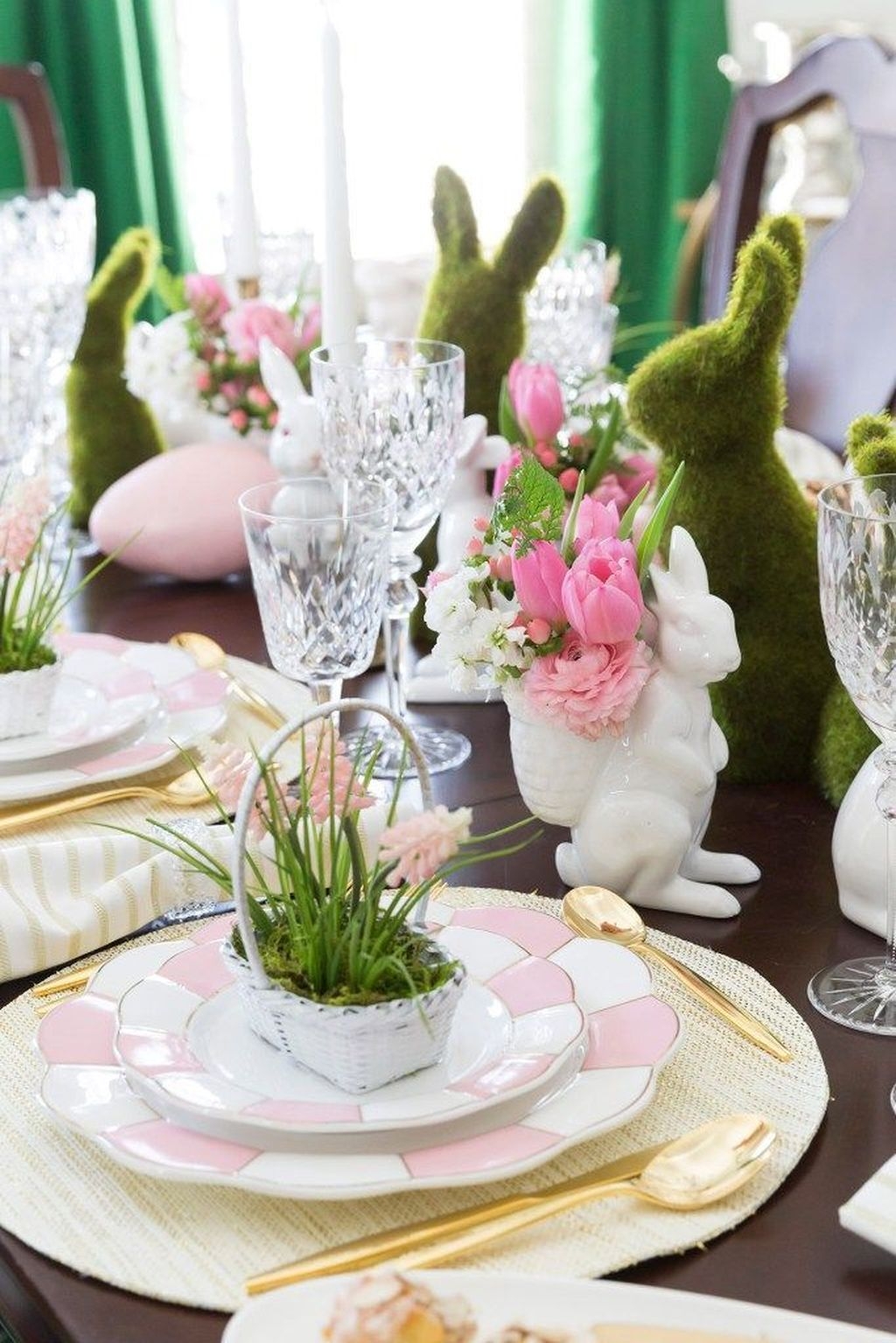 Amazing Bright And Colorful Easter Table Decoration Ideas 34 - HOMYHOMEE