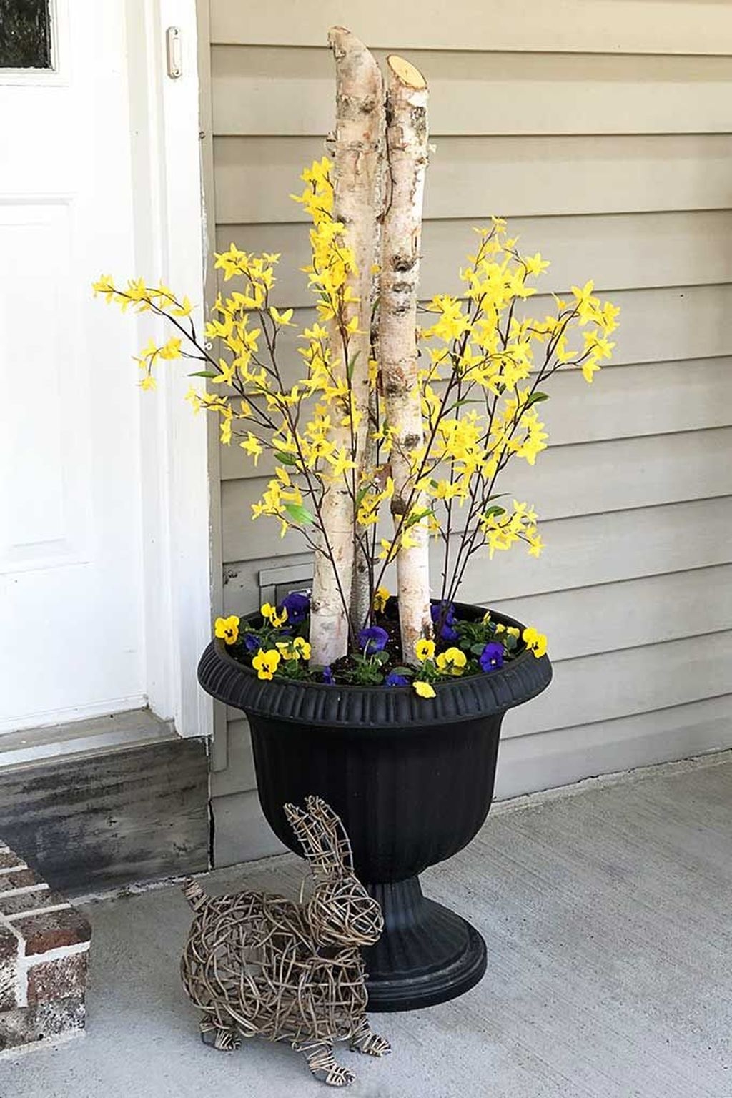 Best Easter Front Porch Decor Ideas 23 - HOMYHOMEE