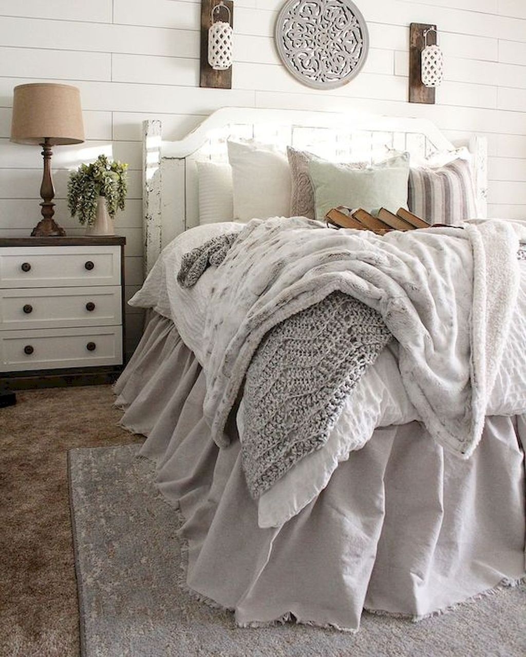 50 Elegant Farmhouse Bedroom Decor Ideas HOMYHOMEE