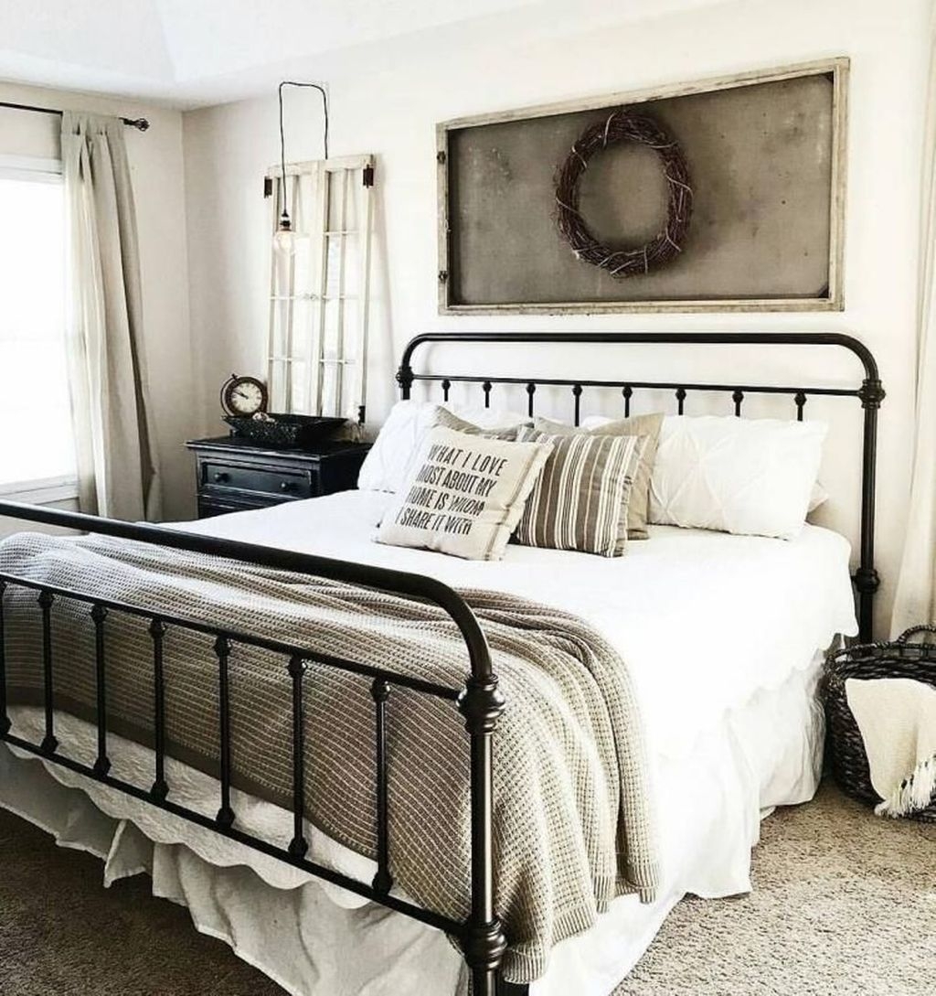 Elegant Farmhouse Bedroom Decor Ideas 42 - HOMYHOMEE