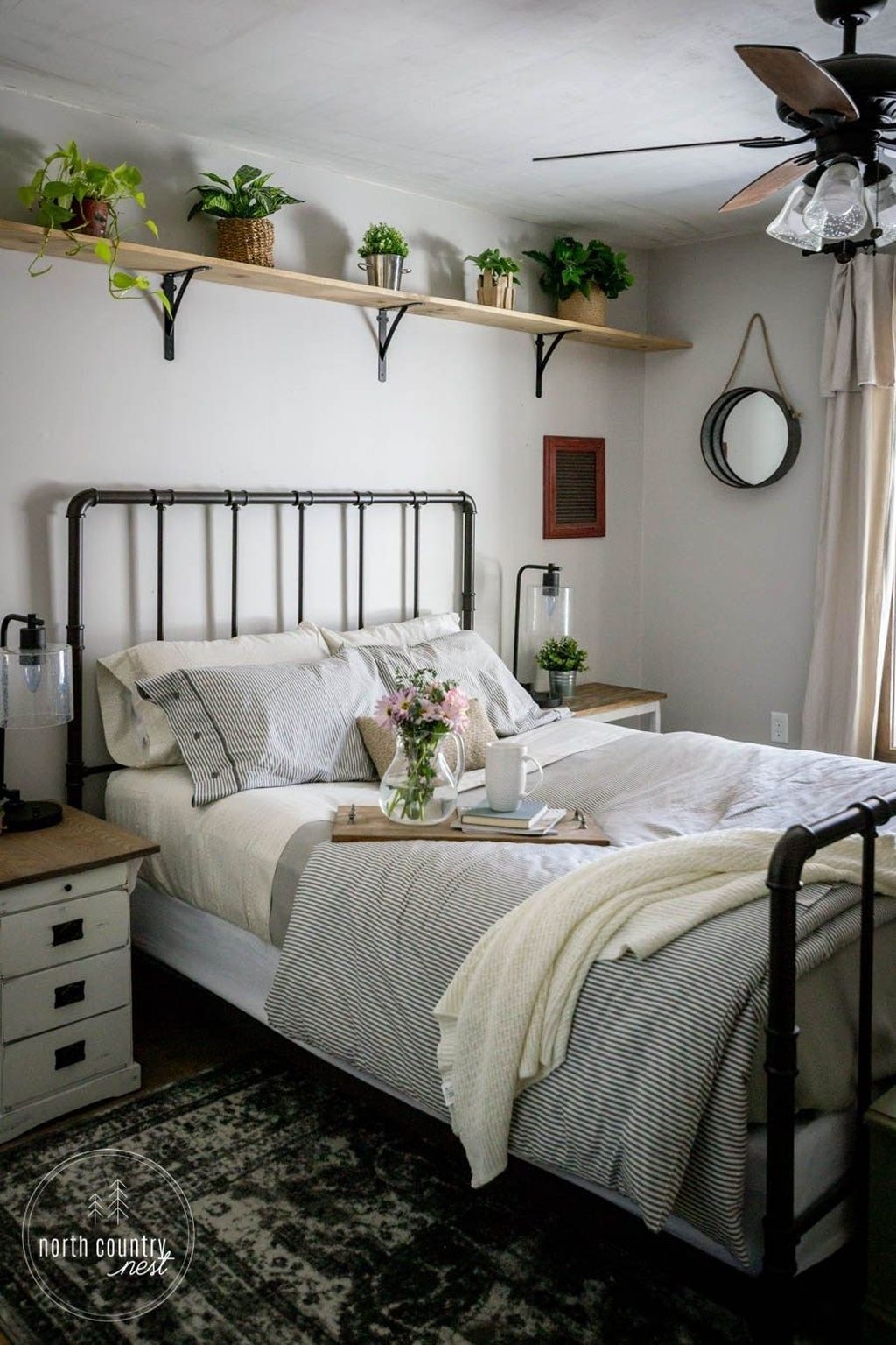 Perfect Spring Bedroom Decorating Ideas 24 - HOMYHOMEE