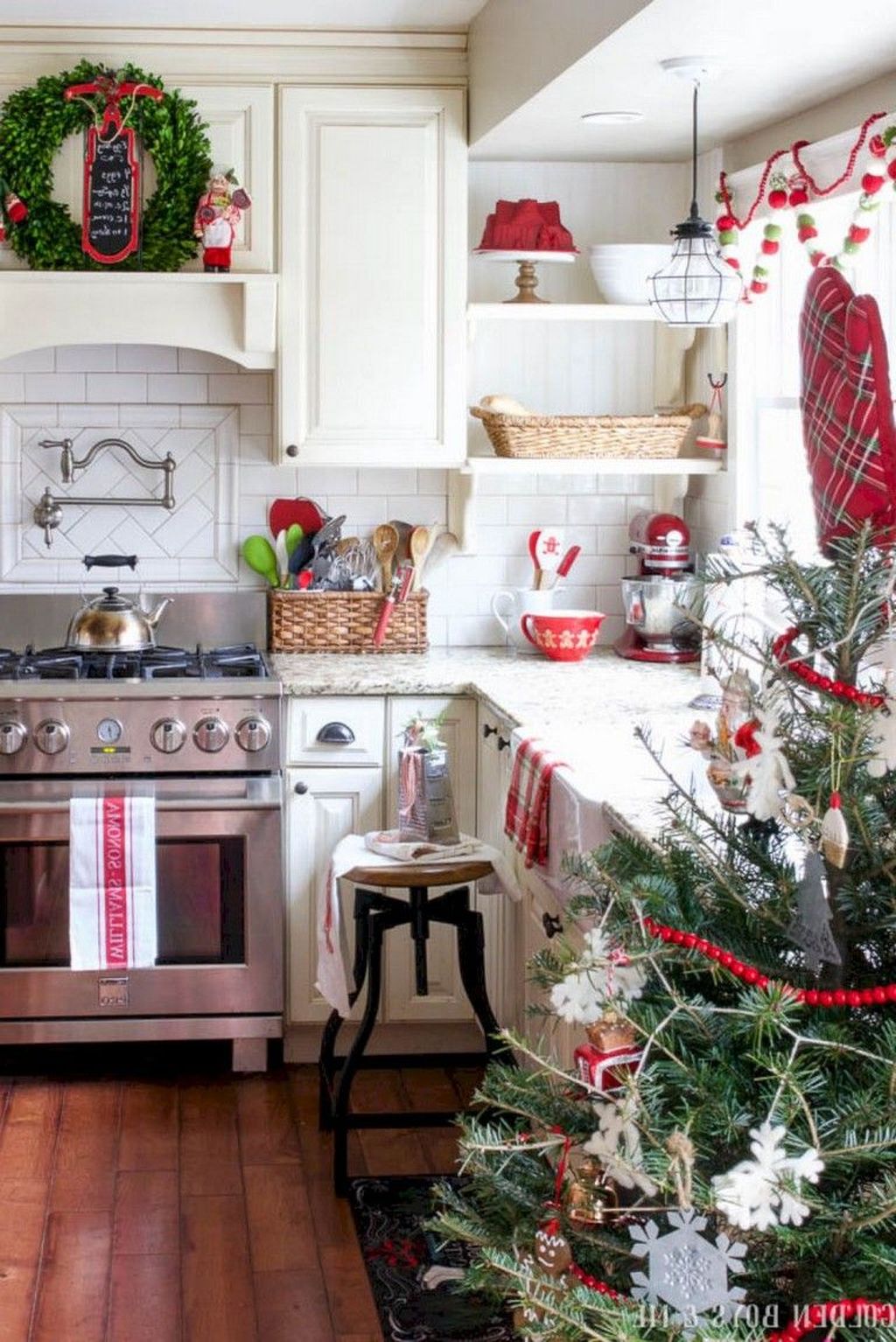 44 Inspiring Winter Kitchen Decor Ideas You Can Try - HOMYHOMEE