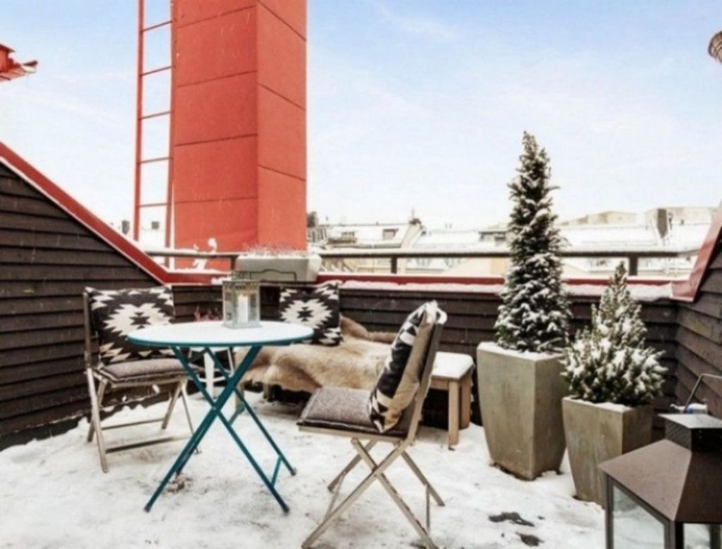 23 Stunning Winter Balcony Decorating Ideas - HOMYHOMEE