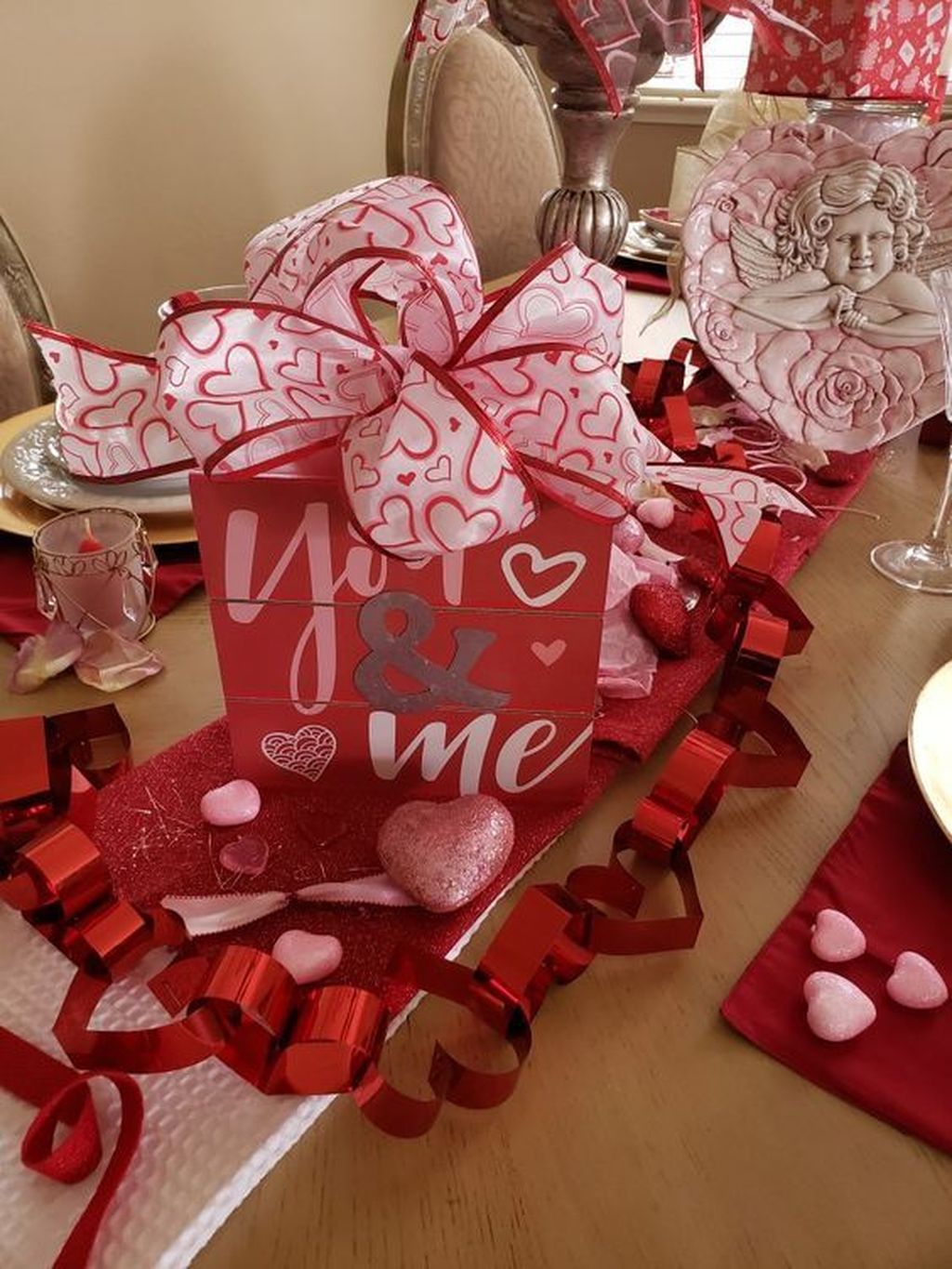 Stunning Valentine Table Centerpiece Ideas 01 - HOMYHOMEE