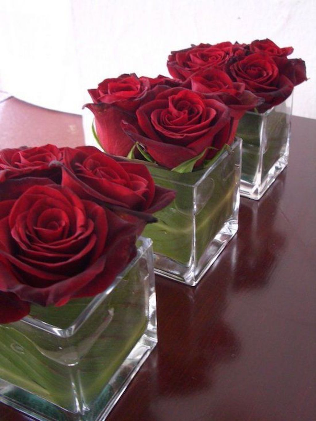 44 Stunning Valentine Table Centerpiece Ideas - HOMYHOMEE