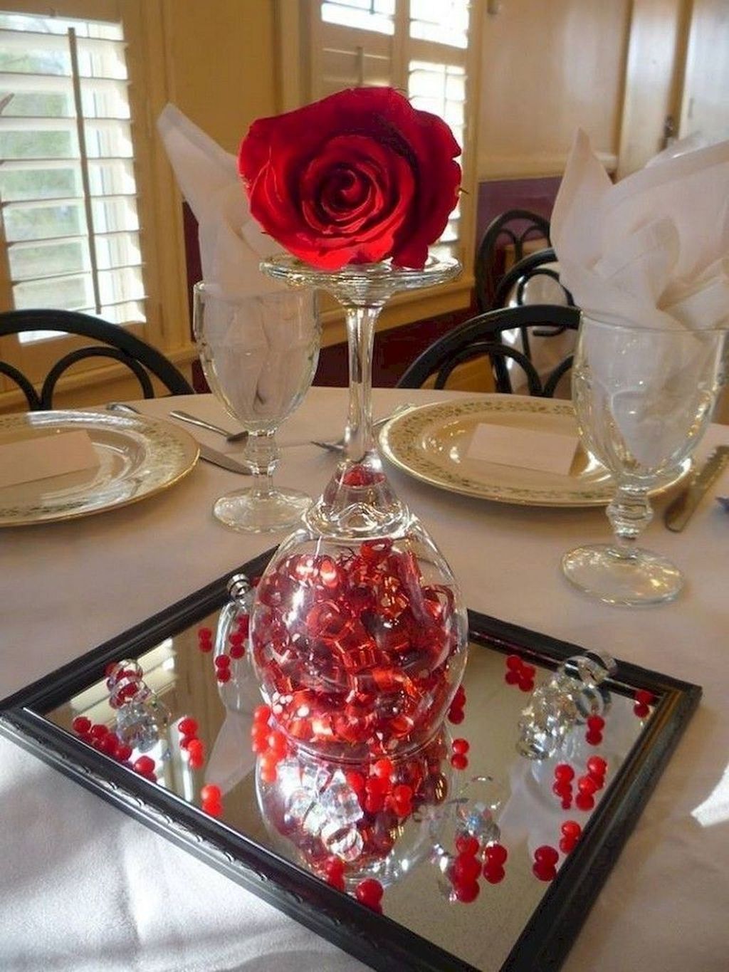 Stunning Valentine Table Centerpiece Ideas 26 - HOMYHOMEE