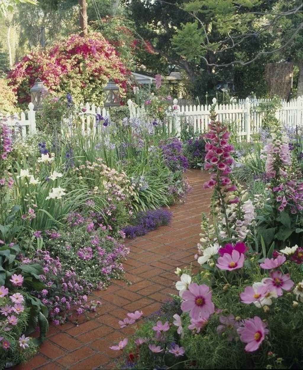 32 Lovely Flower Garden Design Ideas To Beautify Your Outdoor - HOMYHOMEE