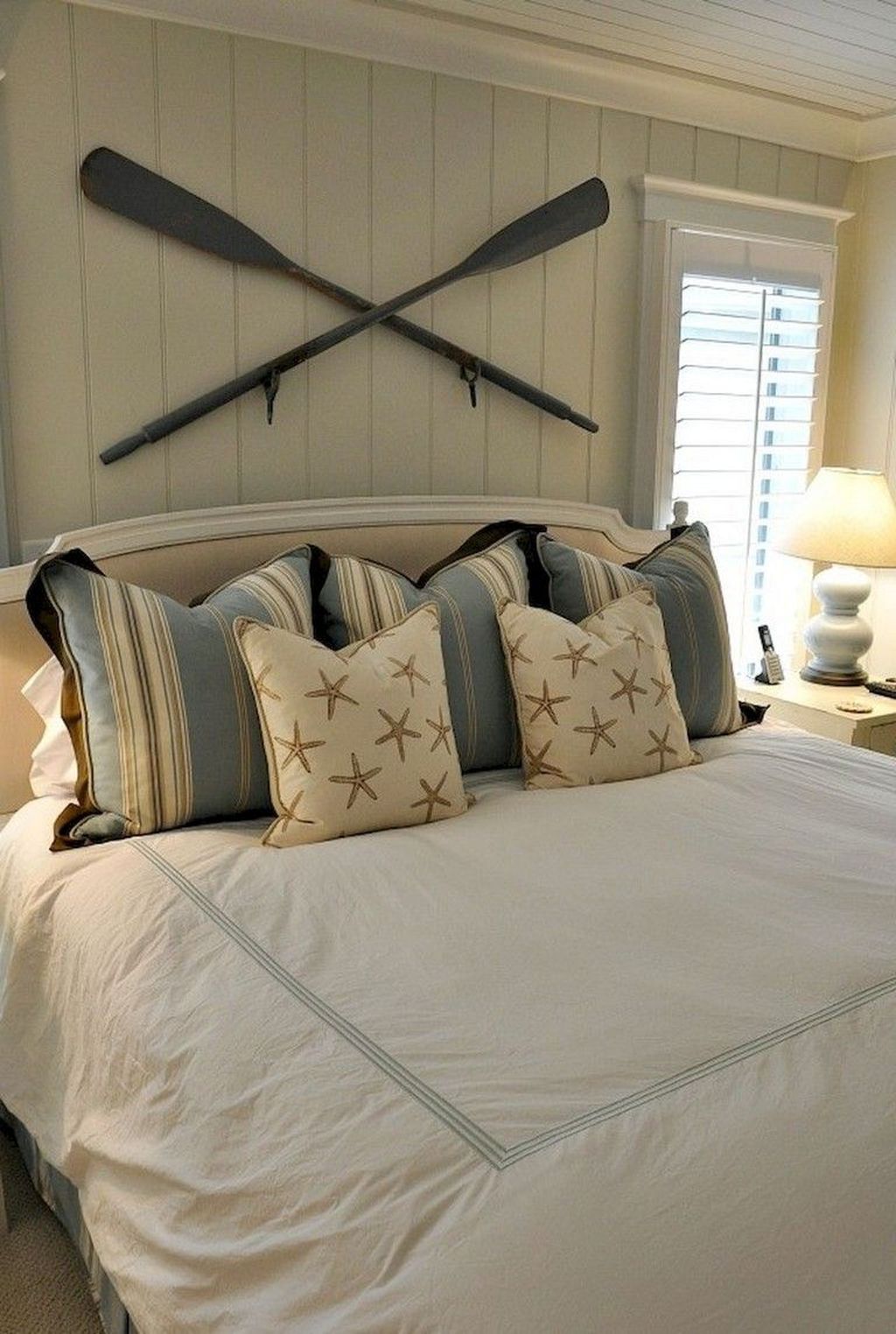 30 The Best Lake House Bedroom Design And Decor Ideas - HOMYHOMEE