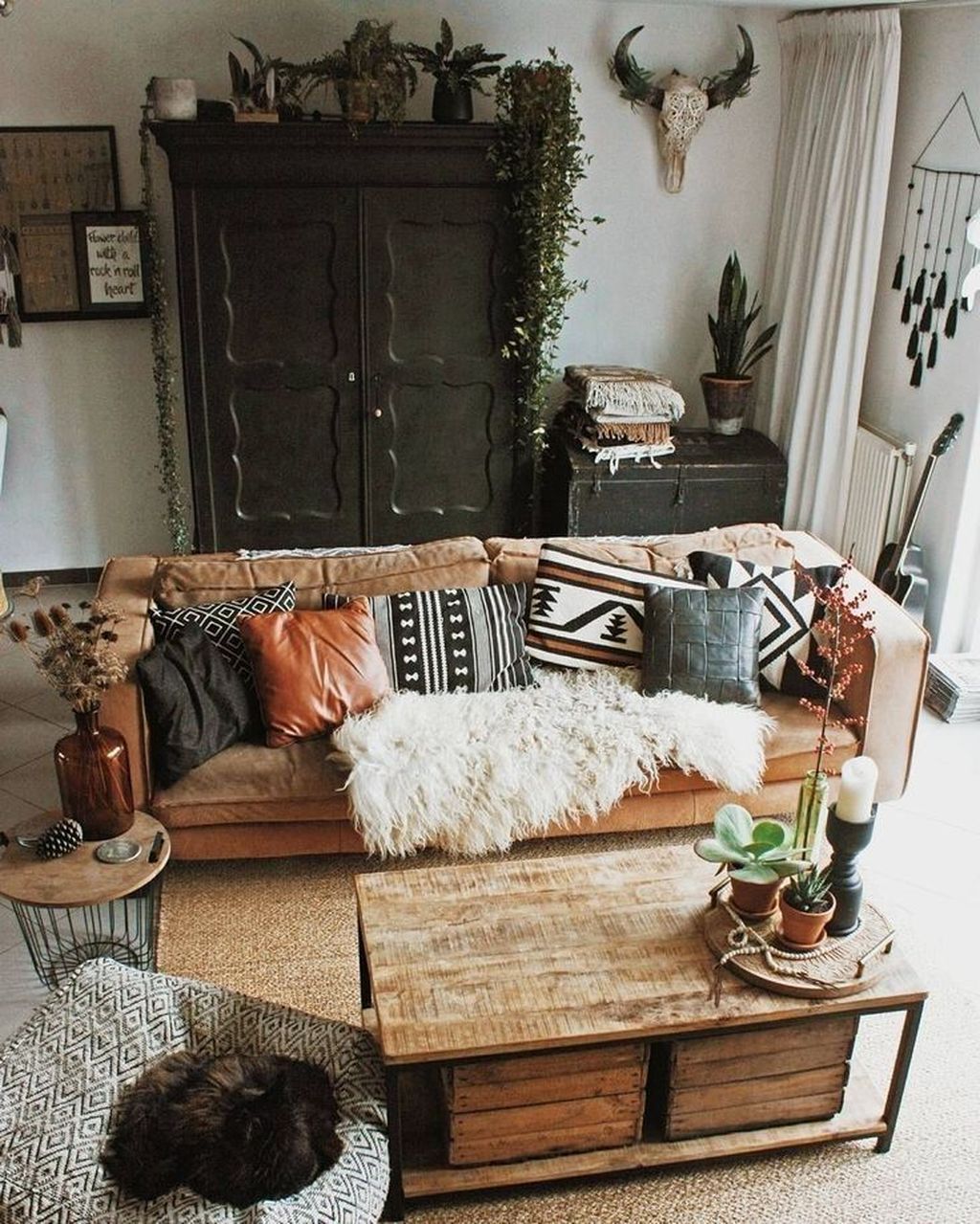 34 The Best Rustic Bohemian Living Room Decor Ideas - HOMYHOMEE