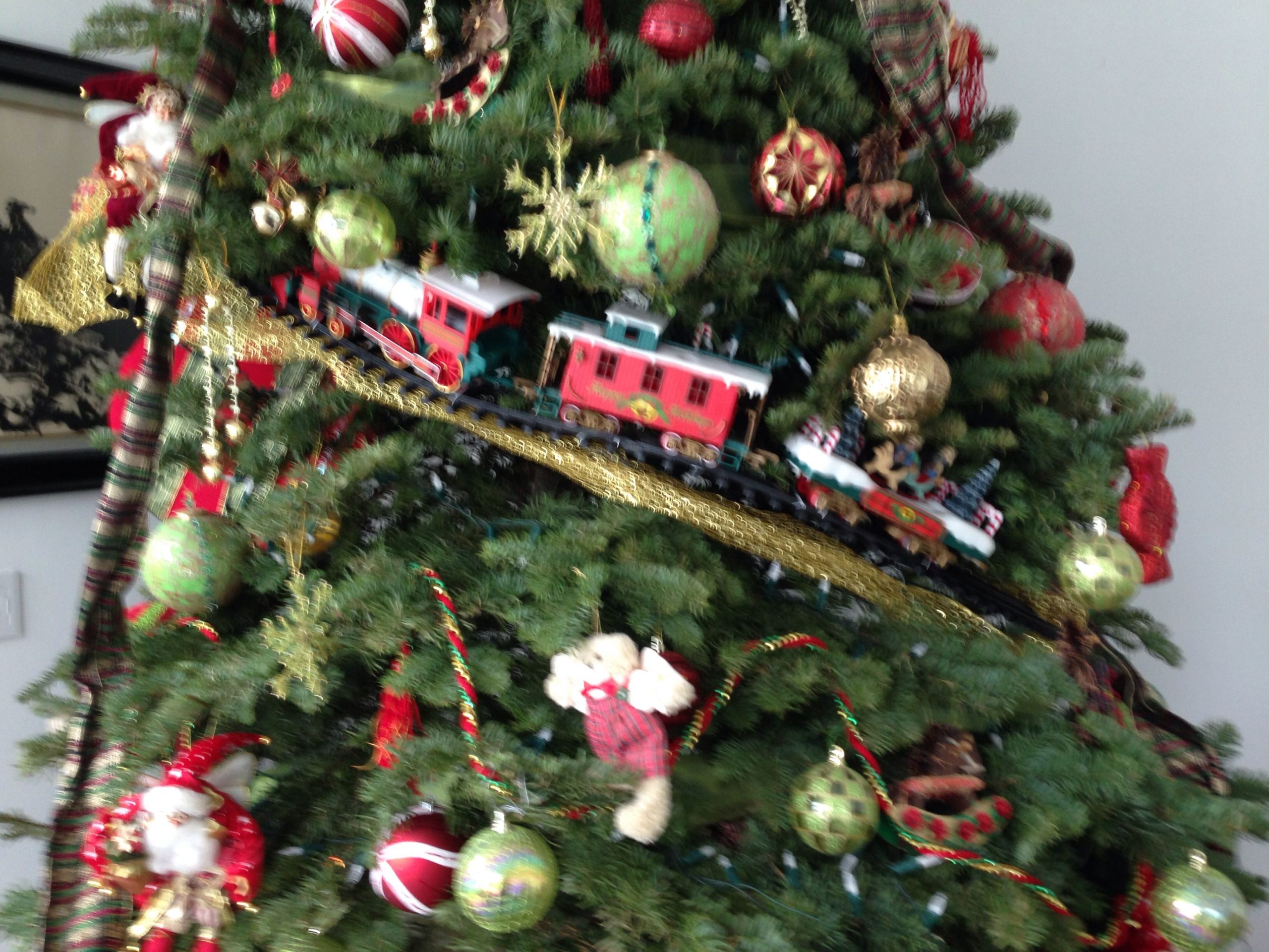 20+ Train Around Christmas Tree  HOMYHOMEE